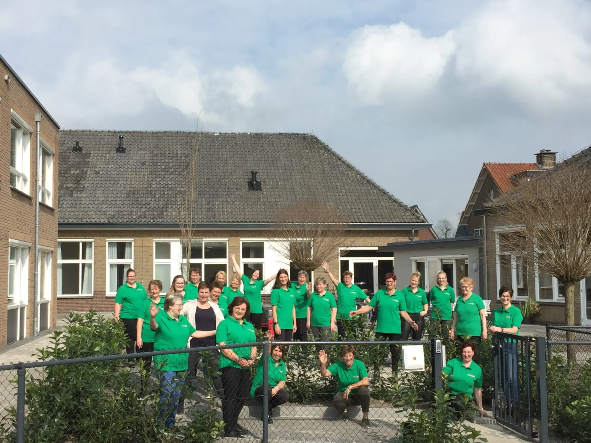 Het team van Het Hovenhuis poseren voor het huis