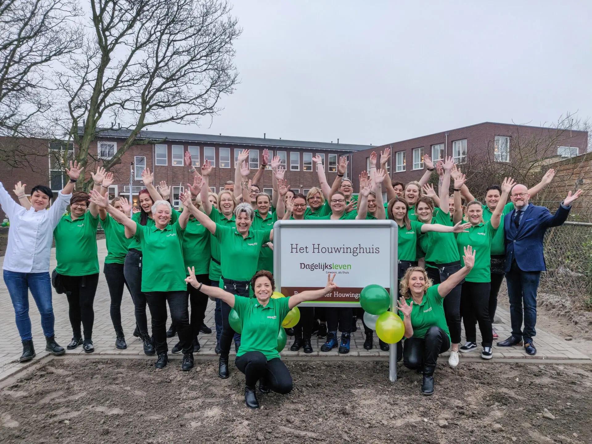 Personeel van Het Houwinghuis poseert voor het huis