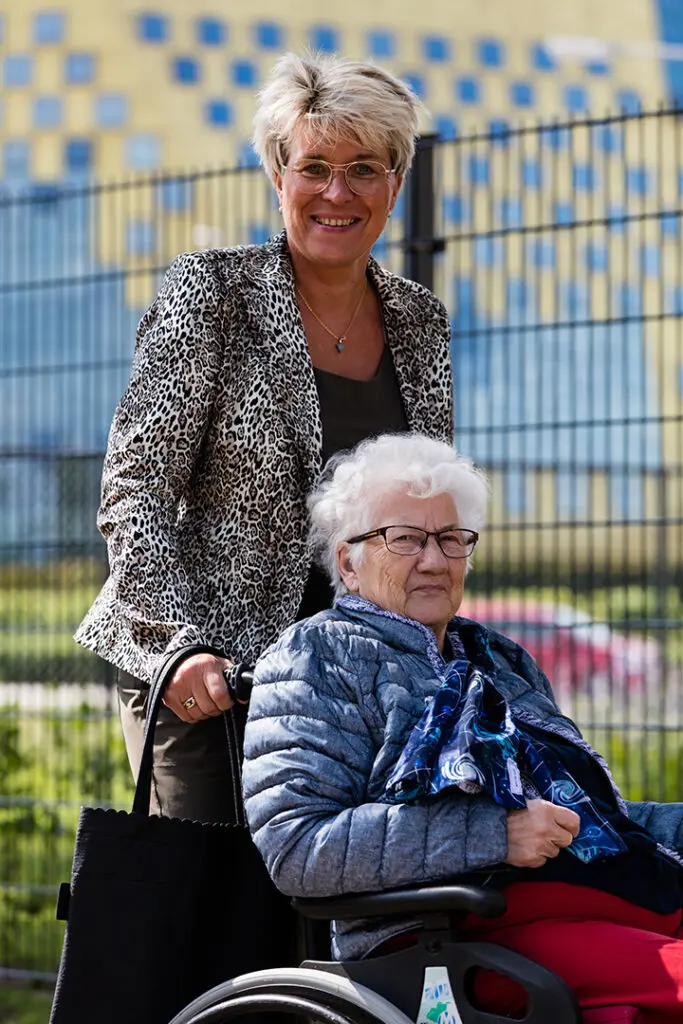 Dinie loopt samen met haar moeder met dementie een rondje in Hardenberg.