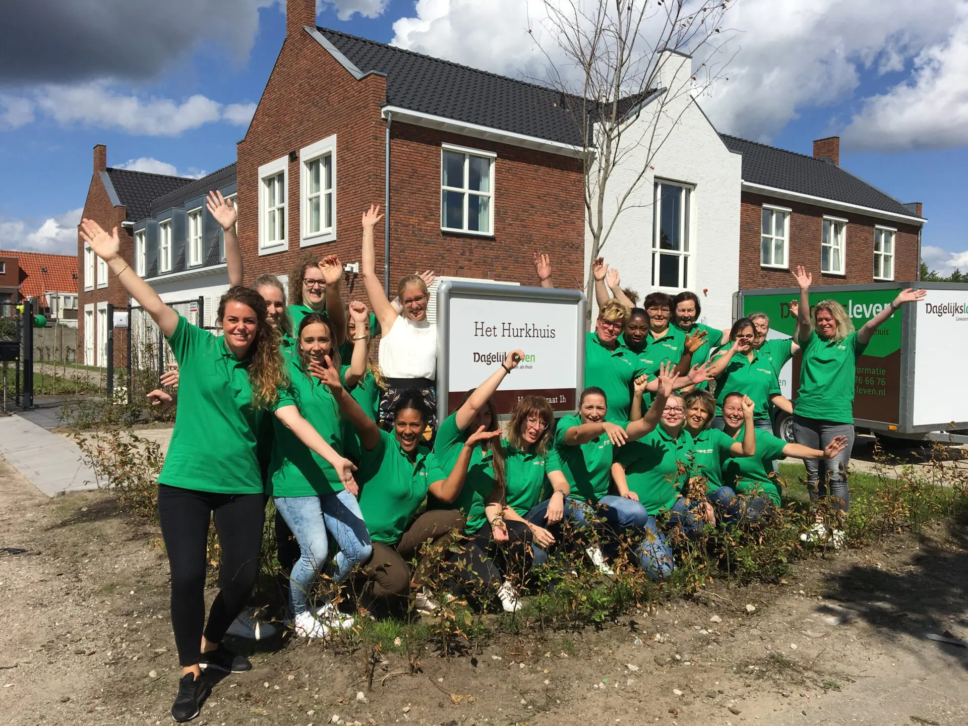 Het personeel van het Hurkhuis poseren voor het huis