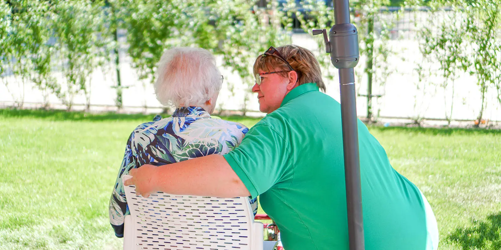 een medewerker van Dagelijks Leven ontfermt zich over een mevrouw met dementie die hoog in haar emoties zit
