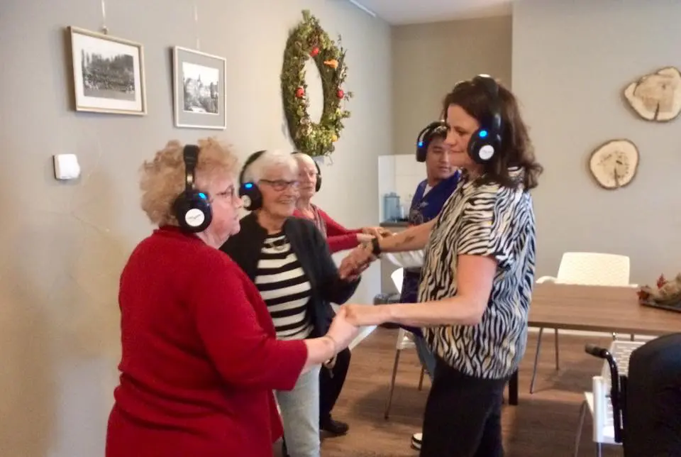 Bewoners en personeel van Het Molenveldhuis genieten van een silent disco