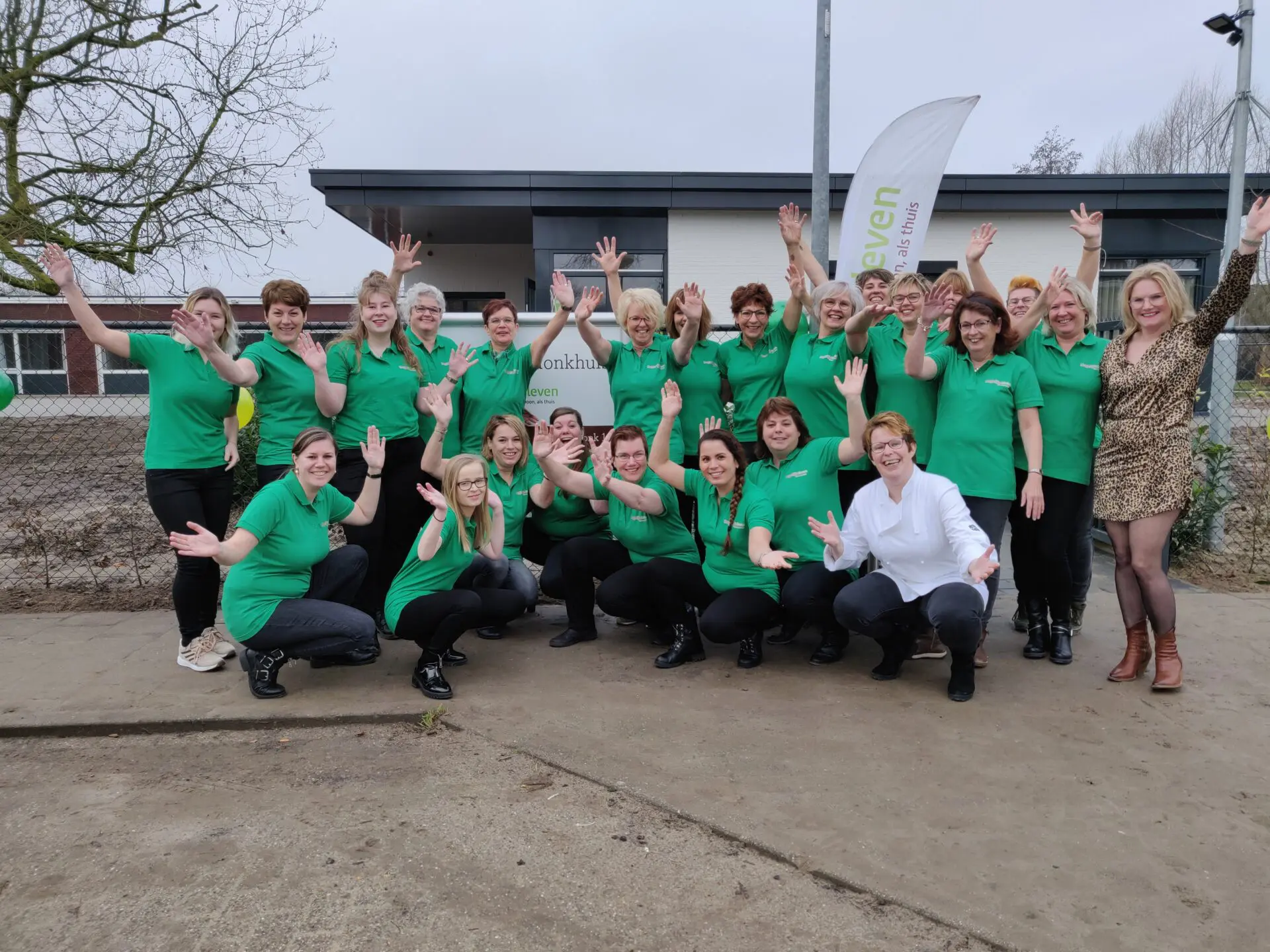 Het personeel van Het Zanddonkhuis poseert tijdens op opening