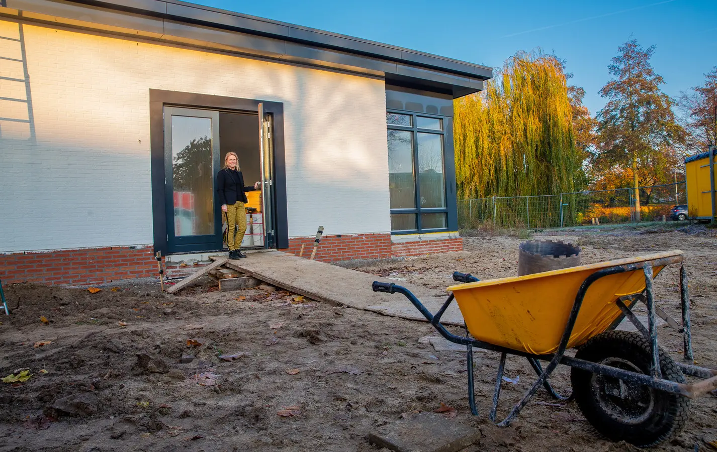 Locatiemanager monique staat op de bouwplaats van Het Zanddonkhuis