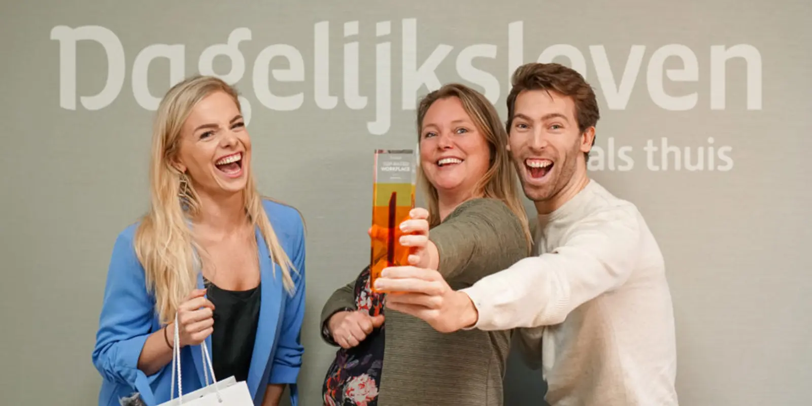 Dagelijks leven staat in de top 3 van de beste werkgevers de medewerkers laten trots de award zien