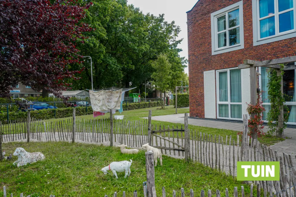 Schaapjes in de tuin van Het Gofferthuis in Nijmegen voor mensen met dementie