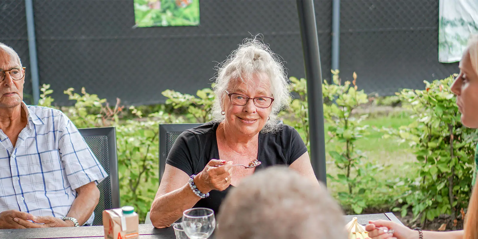 Een bewoonster heeft geniet van een barbecue geregeld met inspraak van de verwantenraad