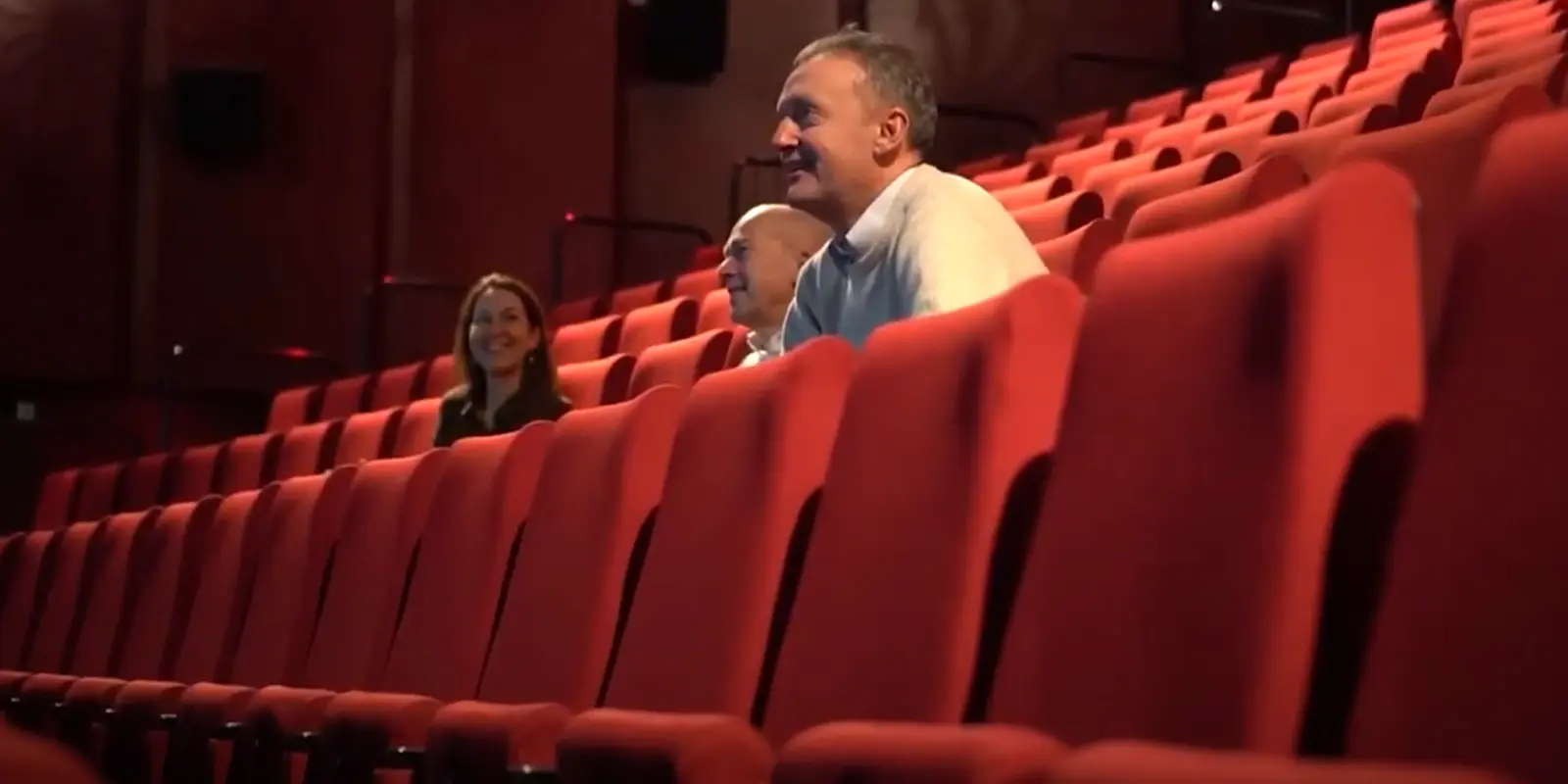 Directie van Dagelijks Leven in een lege bioscoopzaal waar zij werden verrast door Dagelijks Leven medewerkers