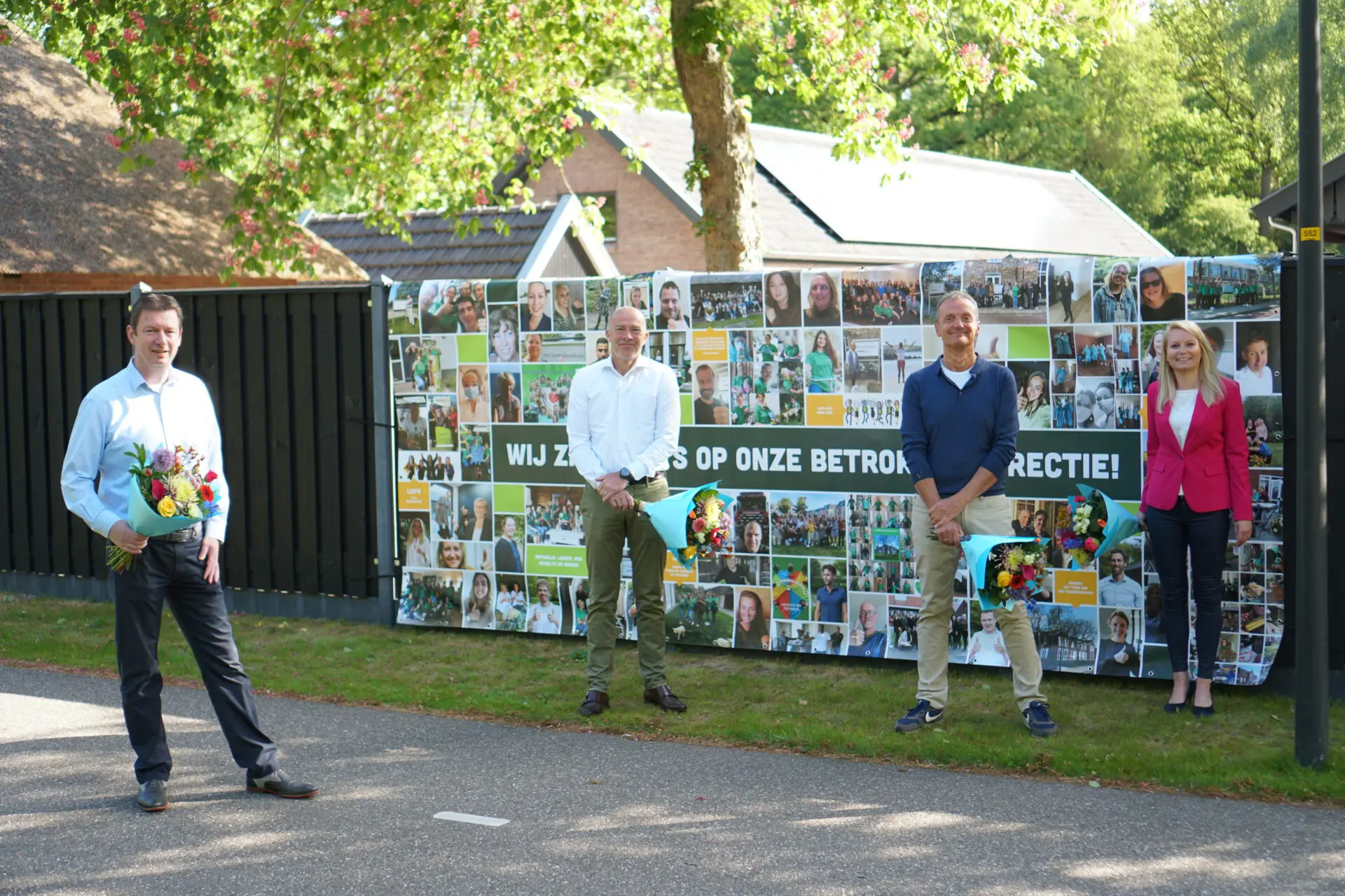 De directie van Dagelijks Leven werd verrast met een spandoek hier staan ze hoor het spandoek