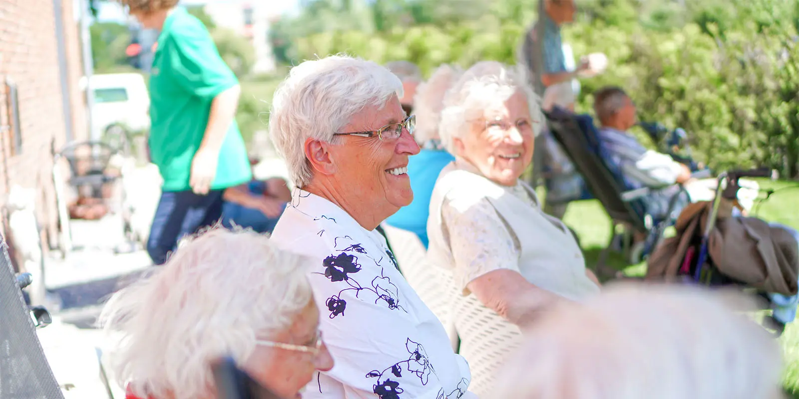 Een bewoonster van Dagelijks Leven geniet van een tuinconcert in de tuin zonder dat zij zich druk hoeft te maken om de financiën.