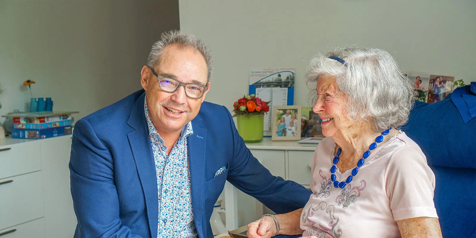 Een huisarts die aangesloten is bij Dagelijks Leven neemt een bewoner bij de arm.
