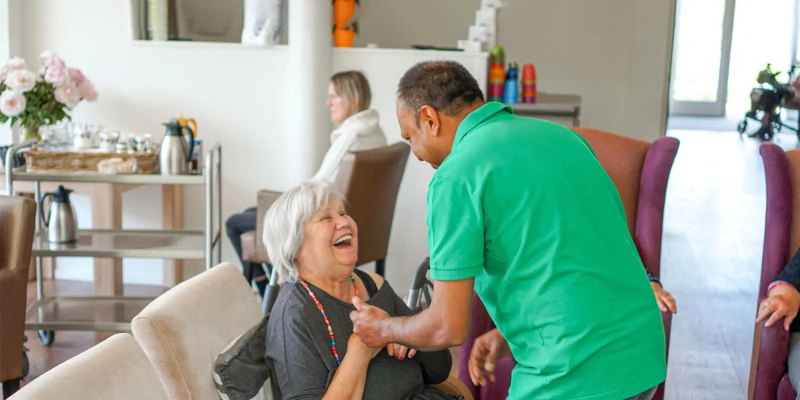 Bewoner en medewerker lachen om een grapje