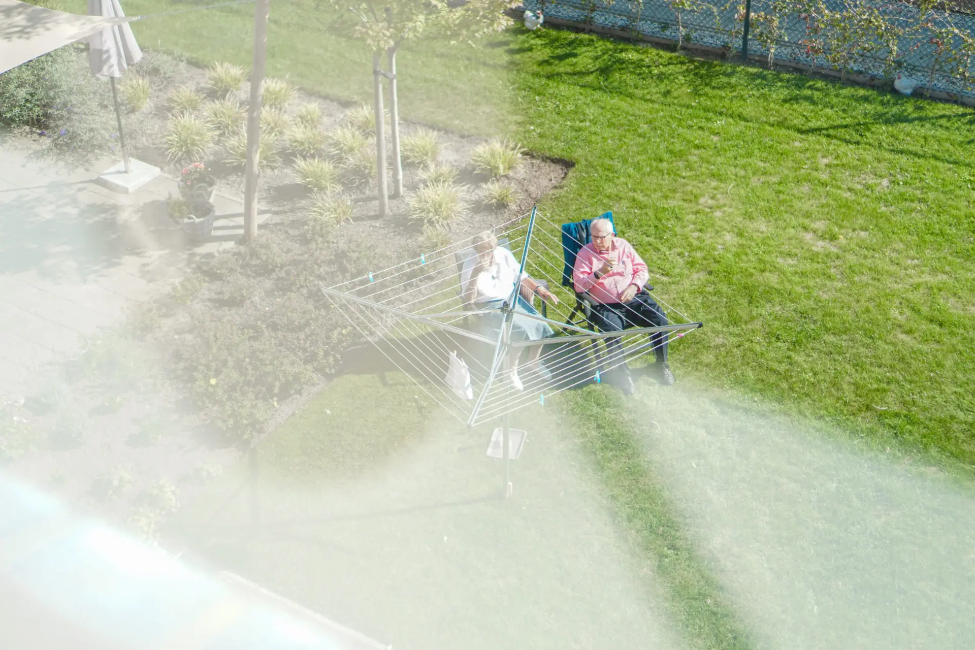 Bewoners genieten samen buiten in de tuin