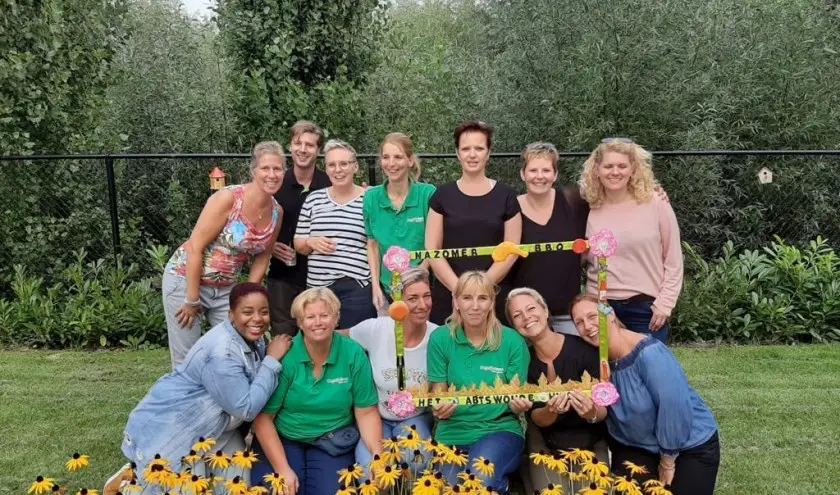 Het personeel van Het Abtswoudehuis poseert buiten tijdens de bbq