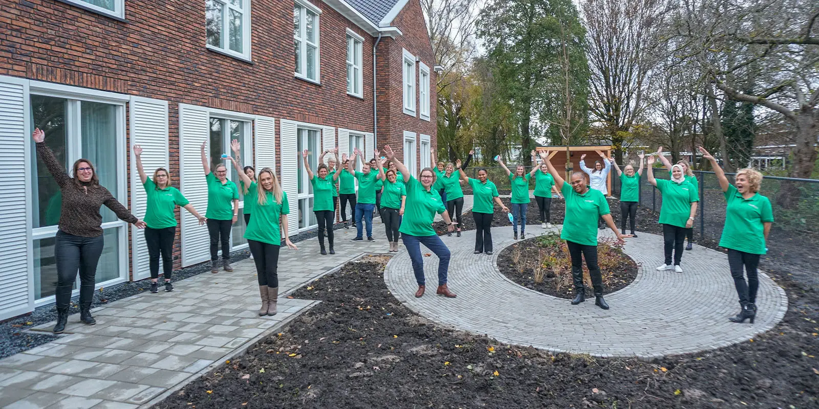 Ons zorgteam van een Dagelijks Leven locatie poseert tijdens de opening buiten voor het huis.