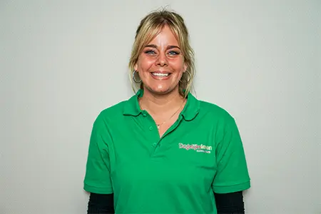 Een verzorgende IG poseert voor de lens als onderdeel van het zorgteam