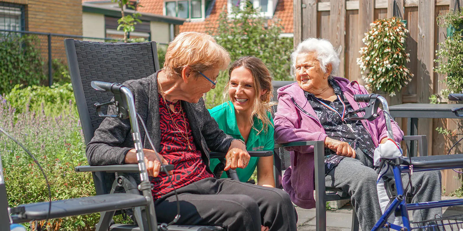 Een bewoonster met dementie van Dagelijks Leven stel vragen aan een medewerkster