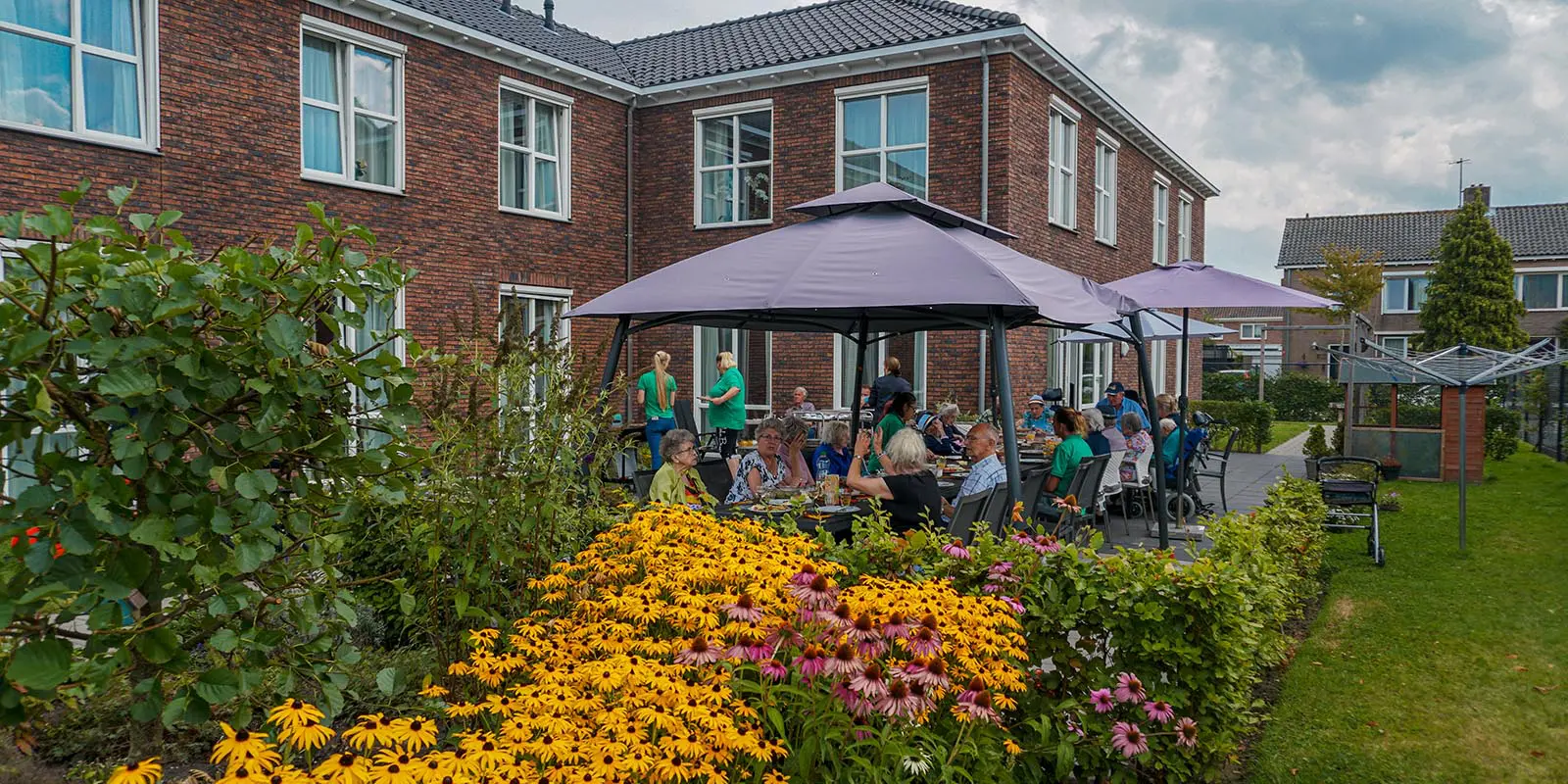 Veilig wonen bij Dagelijks Leven zoals met elkaar eten onder een parasol