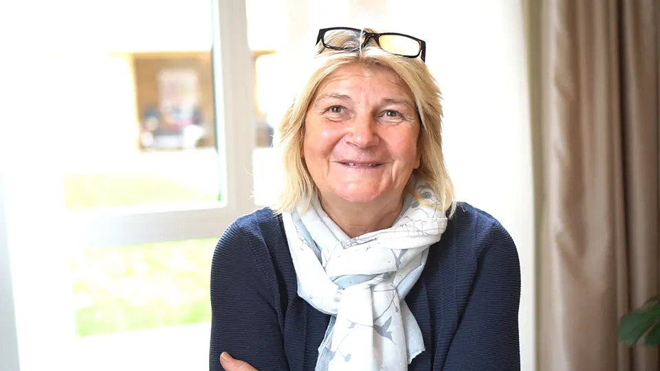 Een verwant van een bewoonster met dementie vertelt haar ervaring hoe het wonen bij Dagelijks Leven is.