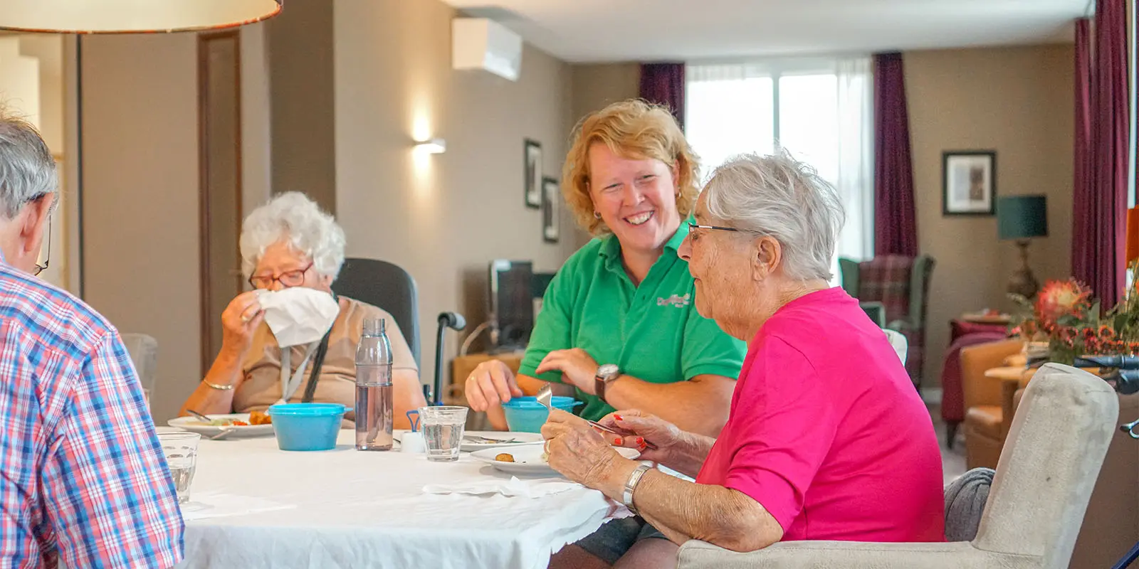wonen-bij-bewoners-samen-aan-tafel-met-een-medeweker