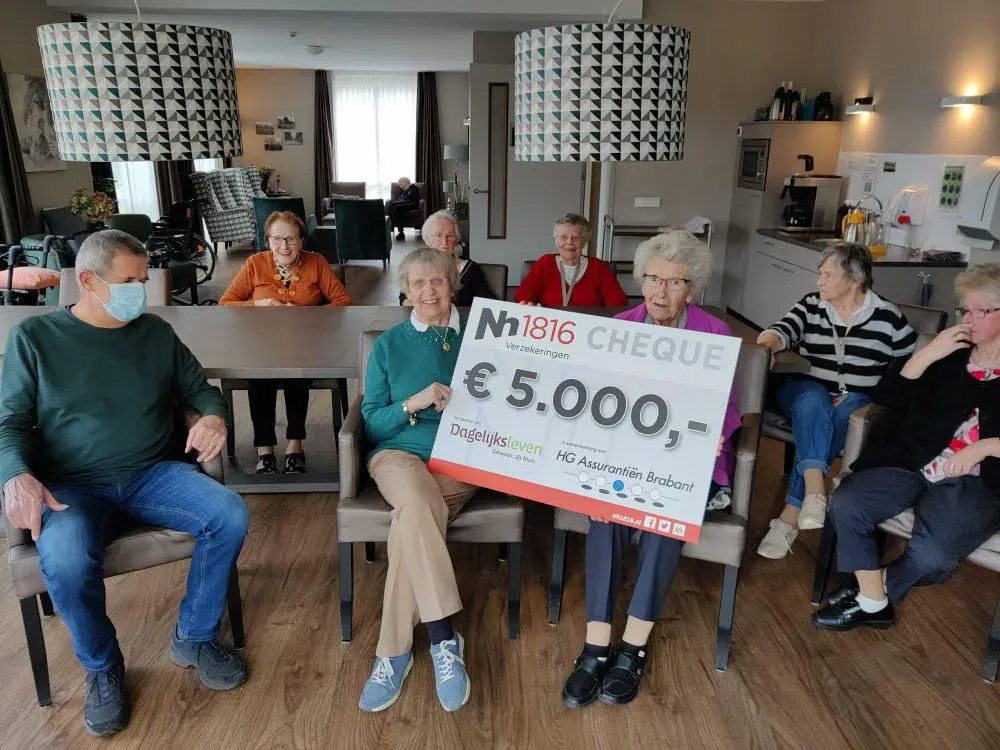 Bewoners ontvangen een cheque voor een BlevenisTafel