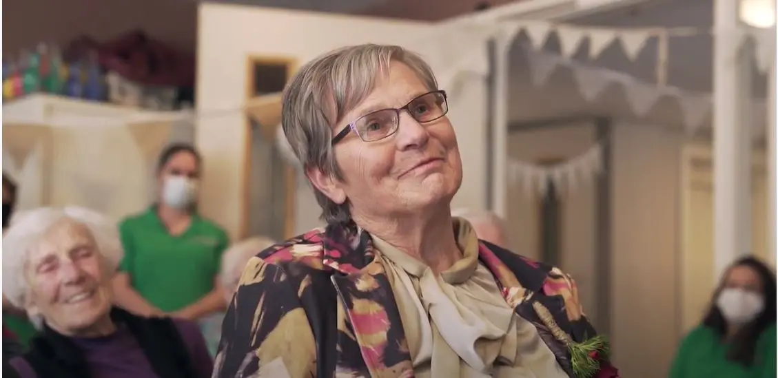 Mevrouw Leijnse luistert naar de 'trouwambtenaar'