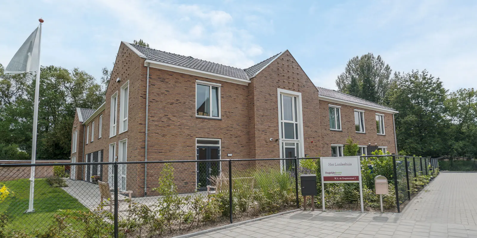 Buitenkant van Het Looleehuis, zorglocatie voor mensen met dementie in Almelo.
