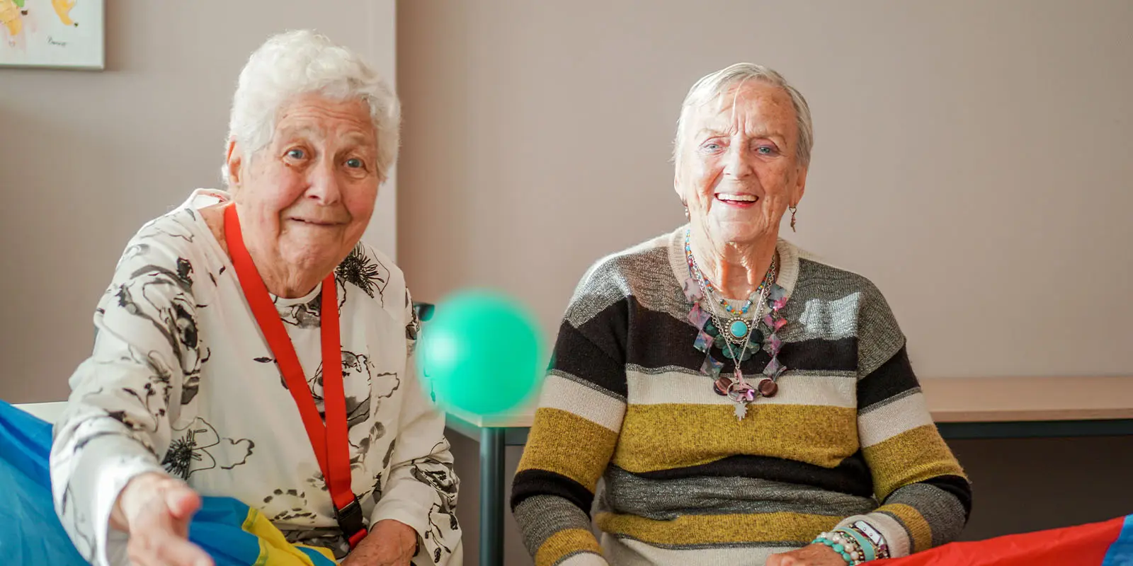 twee bewoonsters met dementie van Dagelijks Leven doen mee met de gymnastiek die wordt gegeven door onze activiteitenbegeleider