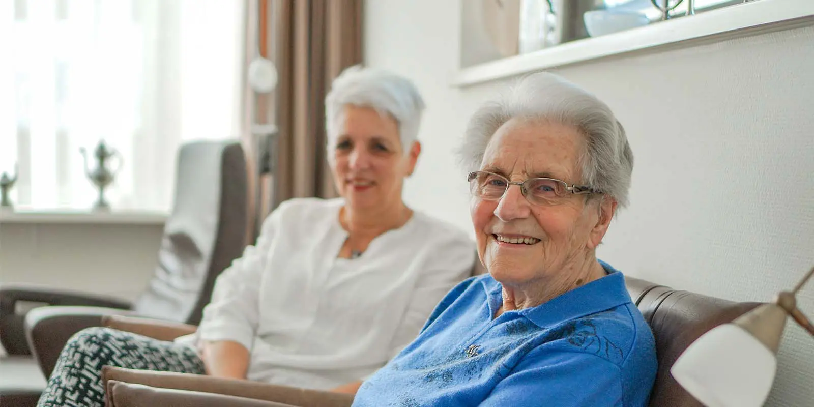 Bewoonster Prins Claushuis zit samen met dochter in haar studio. Ze lachen naar de camera.