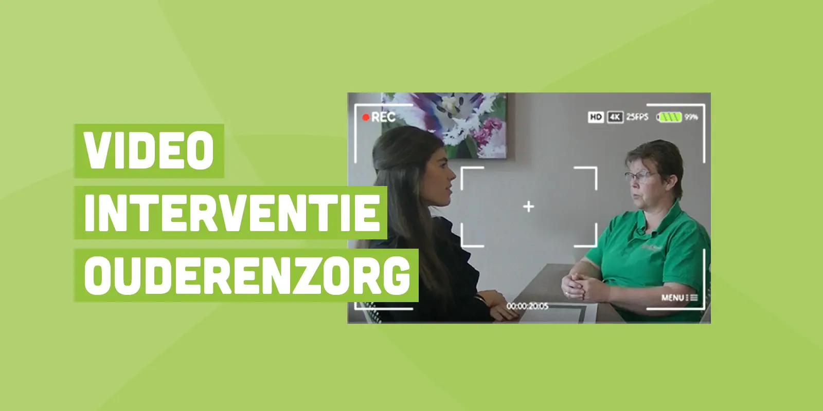 Ouderenpsycholoog samen met zorgmedewerker tijdens een VIO-traject, waarbij beelden helpen bij onbegrepen gedrag