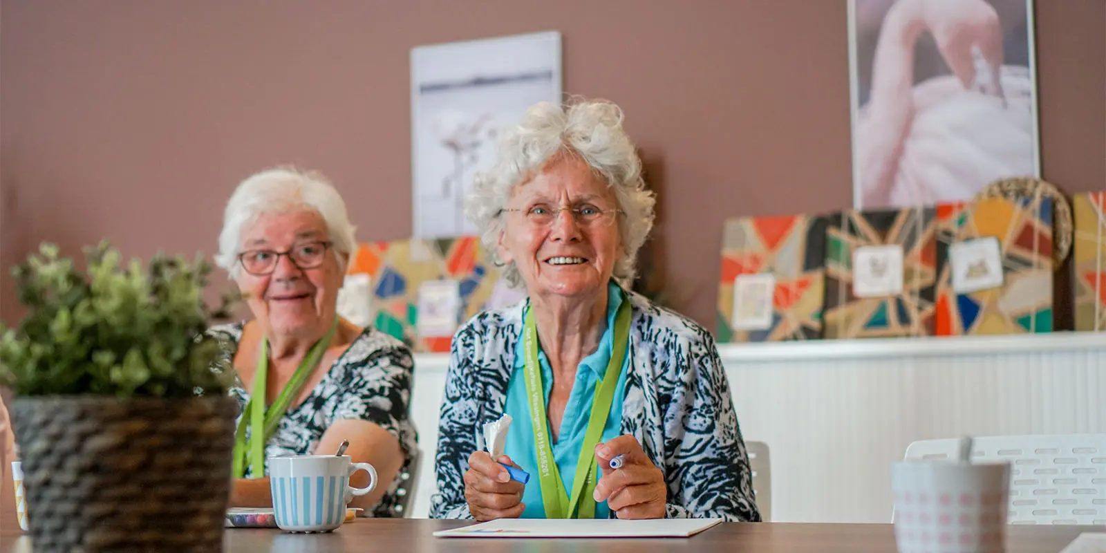 Foto van een bewoonster met een kopje koffie. Ter illustratie bij de blog van een gastvrouw, over mooie momenten in een kleinschalige woonzorglocatie van Dagelijks Leven.