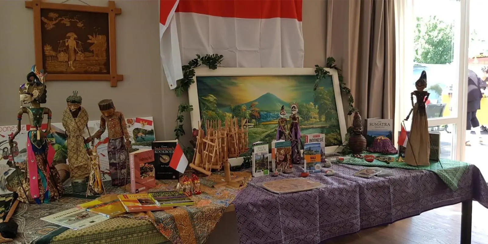 Thematafel ingericht voor een bewoner met dementie van Dagelijks Leven. zijn hartenwens was een keer terug naar zijn geboorteland Indonesië. De wens werd op zijn verjaardag vervuld met een heuse themadag.