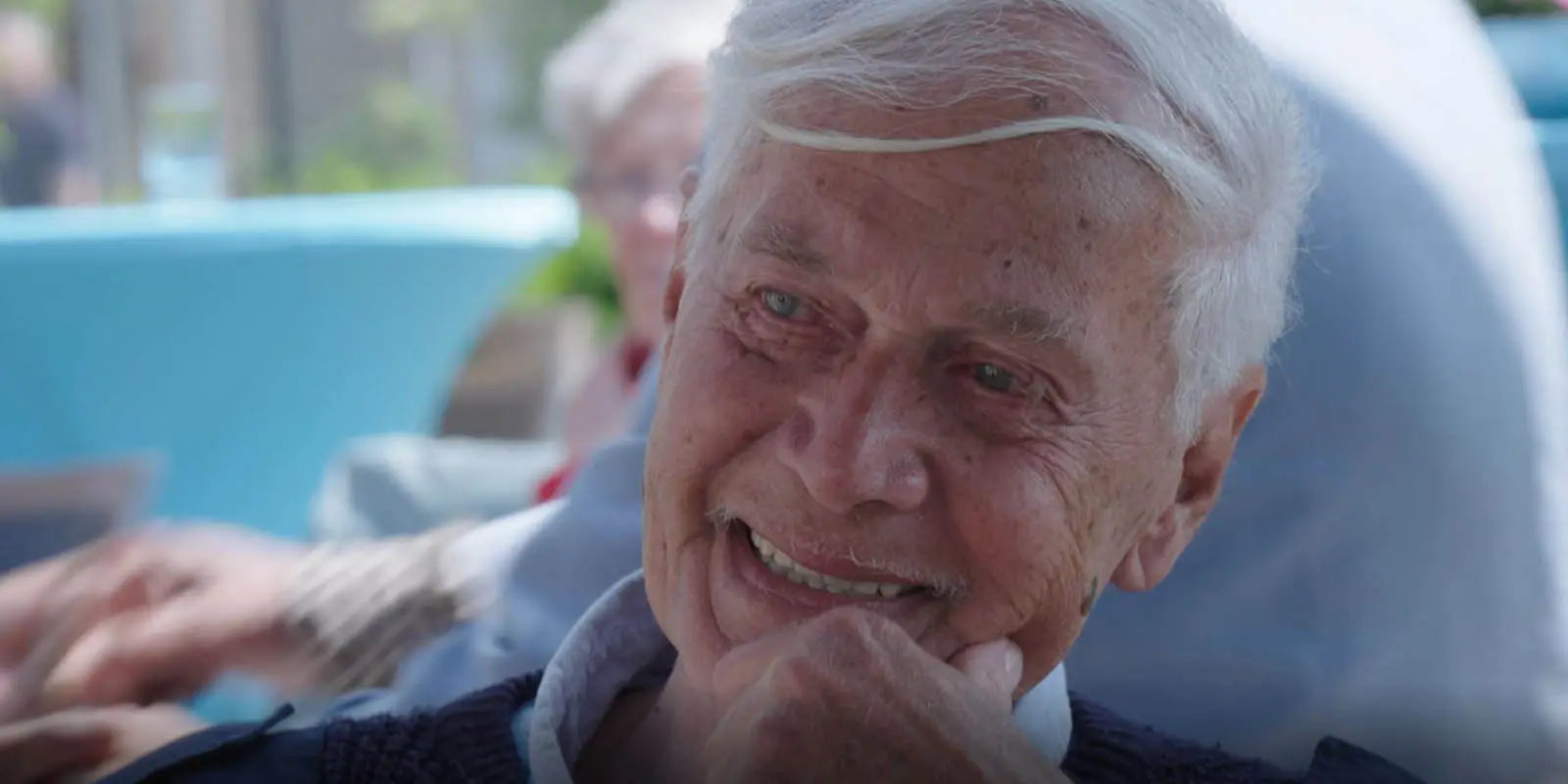 Herman wilde graag nog een keer naar Indonesië, maar door dementie gaat dat niet meer. Dagelijks Leven haalde Indonesië daarom naar hem toe, met een themadag. Op de foto zie je hem genieten.