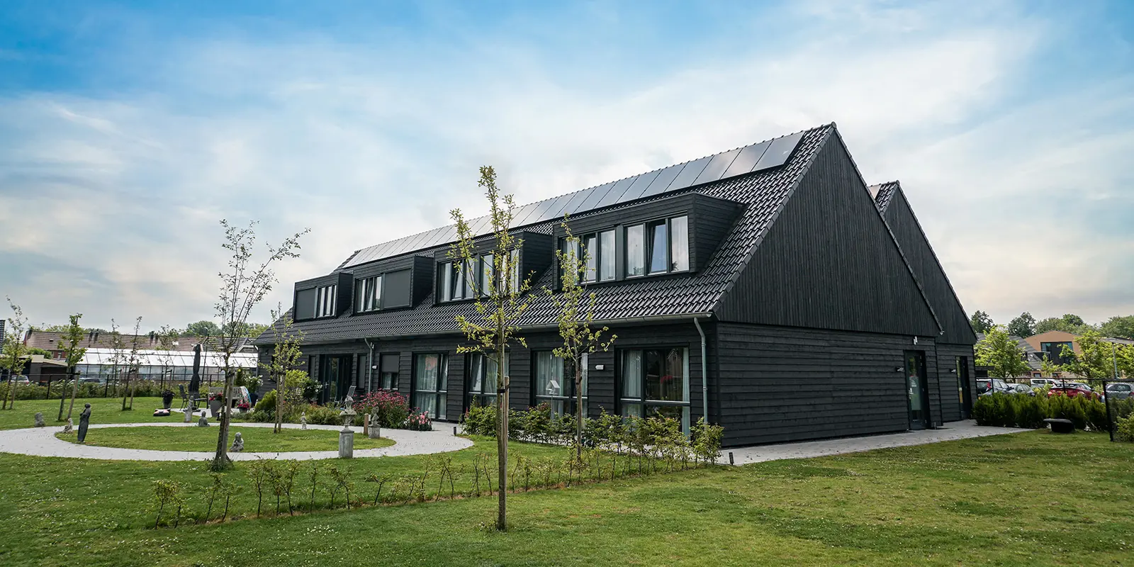 Bewoner met dementie geniet van een rustige ochtend in zijn eigen studio in Het Huygenwaerthuis in Heerhugowaard.