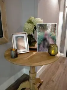 Een gedenktafel in een huis van Dagelijks Leven voor mensen met dementie.