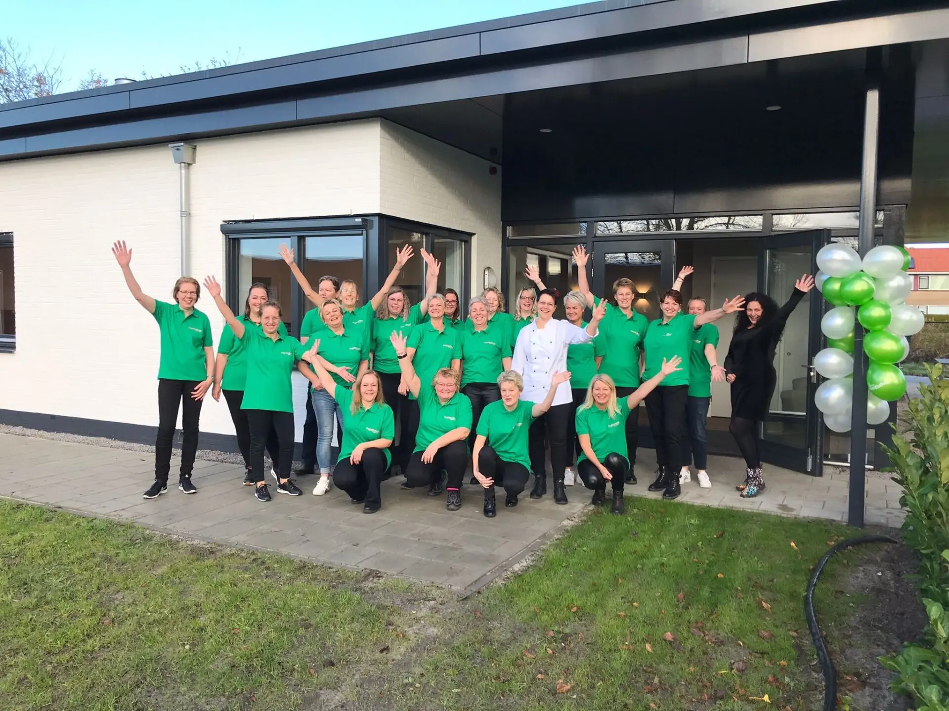 Het spiksplinternieuwe team van Het Wikenhuis in Drachten, dat onlangs de deuren opende.