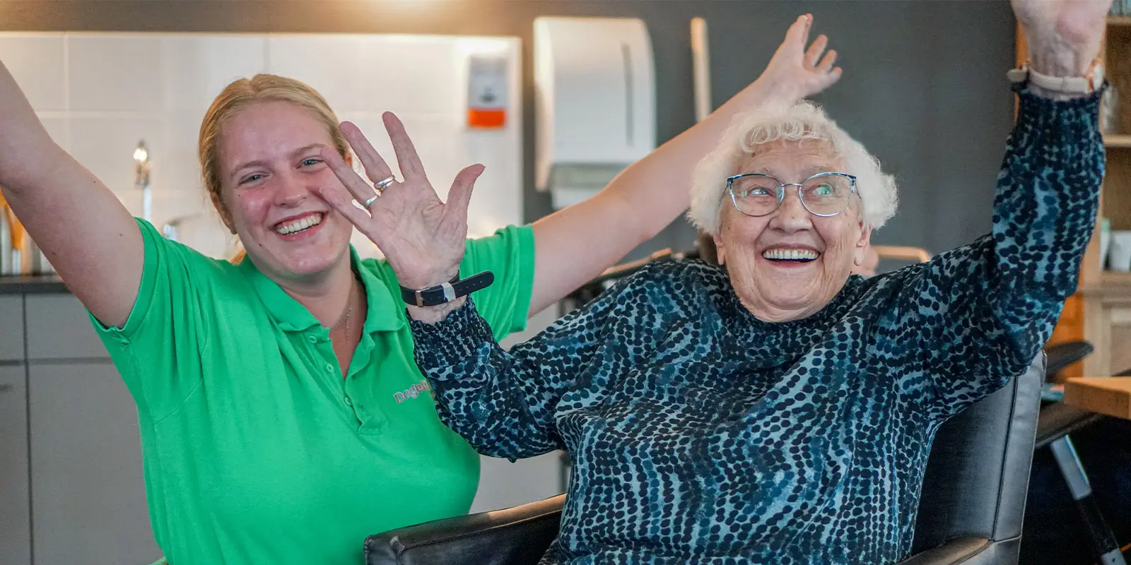 Een blije zorgmedewerker en een blije bewoner van Dagelijks Leven: we staan in de Zorgkaart Top 2021!