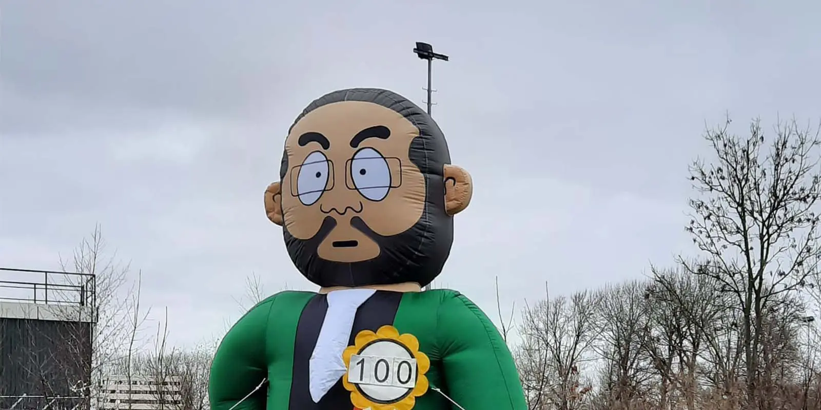 Opgeblazen reuze-Abraham in de tuin van Het Blaauwhofhuis in Joure, voor een bewoner die zijn 100e verjaardag vierde.