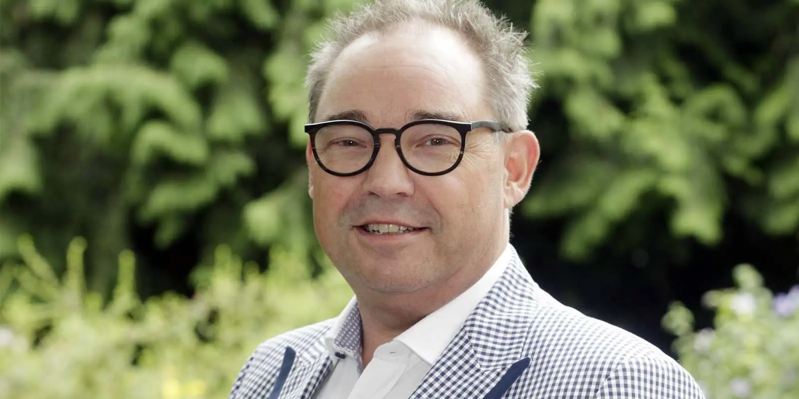 Portretfoto van dr. Gert-Jan van der Putten, specialist ouderengeneeskunde bij Dagelijks Leven. Hij blogt over het belang van het erkennen van seksualiteit en intimiteit in de dementiezorg.