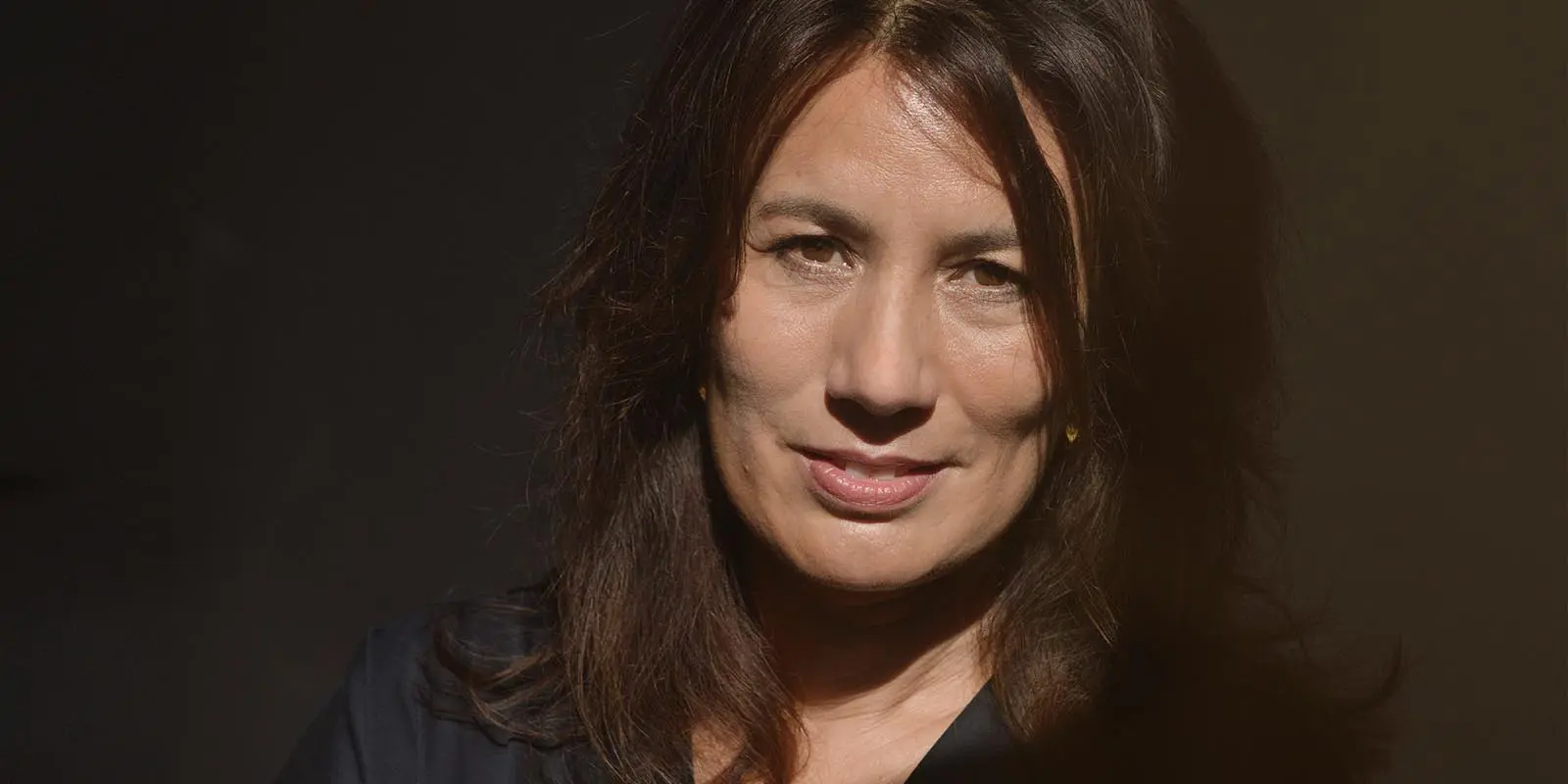 Portretfoto van Anne-Mei The, die in haar nieuwe gastblog pleit voor meer visie en beleid rondom mantelzorg bij dementie.