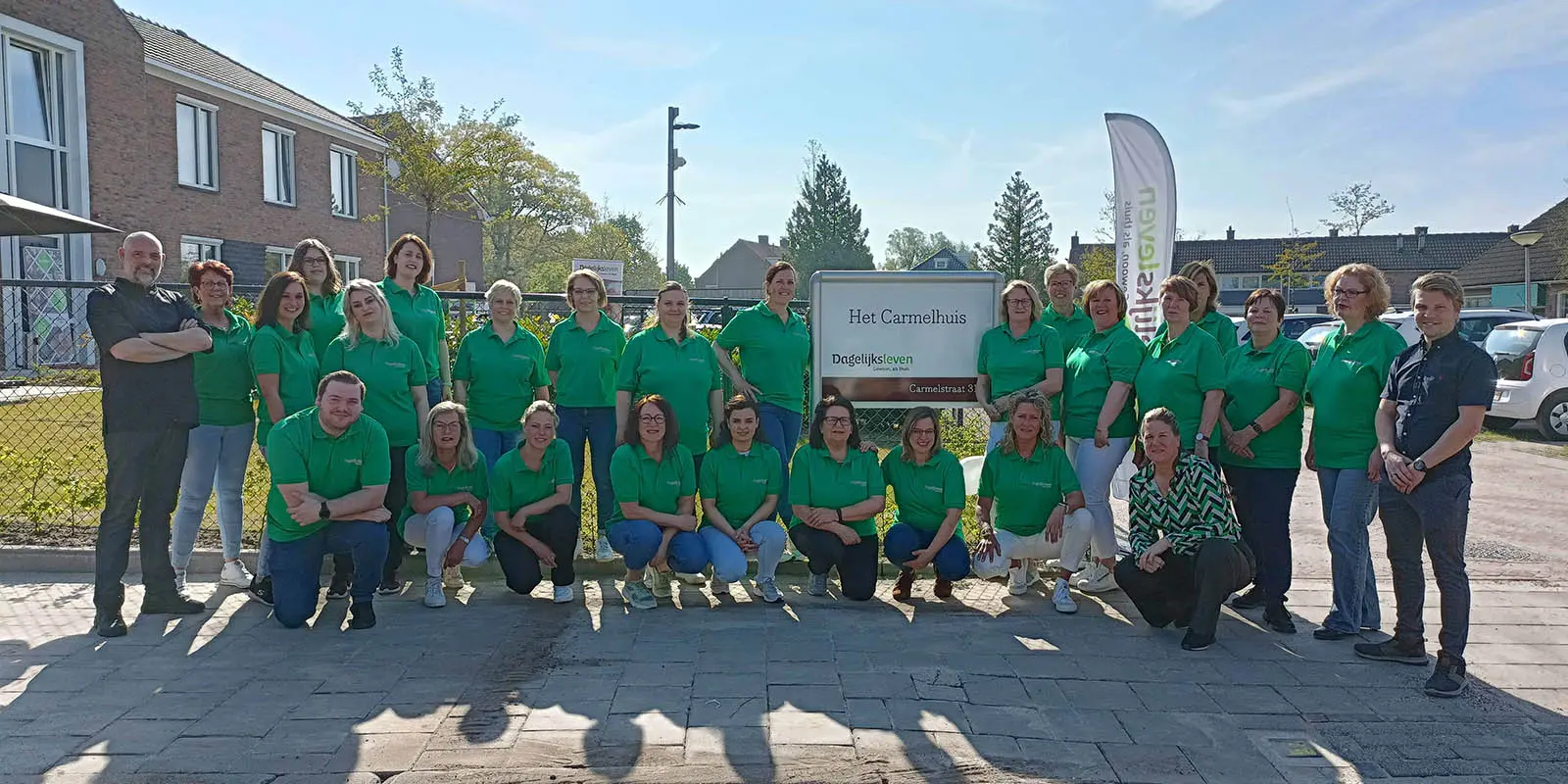Team van Het Carmelhuis viert de opening van de kleinschalige woonzorglocatie voor mensen met dementie in Oldenzaal.