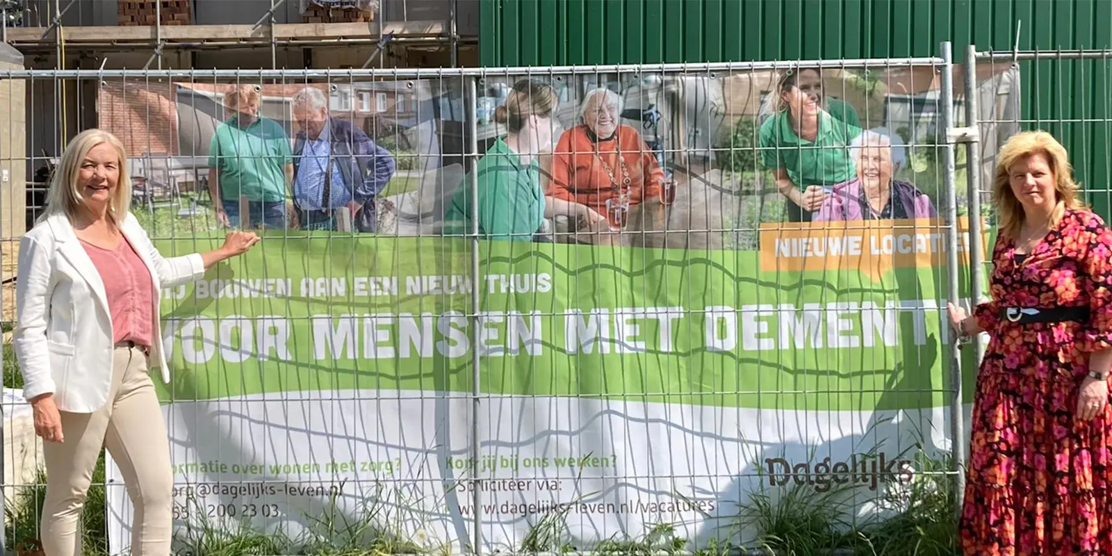 De locatiemanagers van Dagelijks Leven in Sittard samen voor het spandoek van Het Roufshuis en Het Siterhuis voor mensen met dementie.