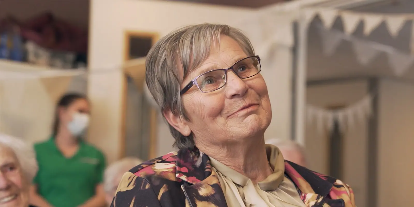 Hartenwens in vervulling: deze bewoonster met dementie trouwde bij Dagelijks Leven nóg een keer met haar grote liefde. Ze kijkt hier gelukkig naar degene die