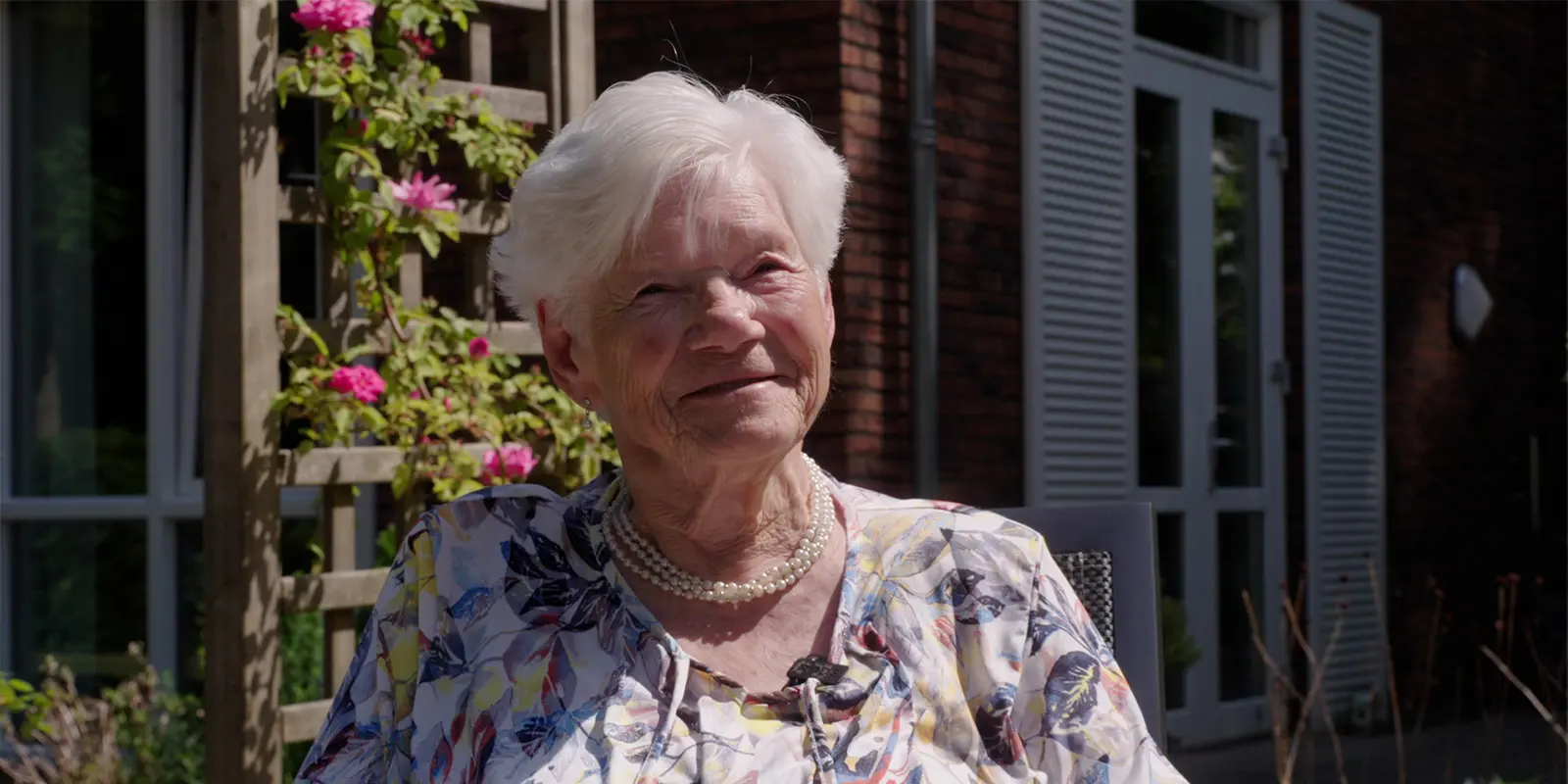 Portret van de bewoonster met dementie die als hartenwens heeft een keer met een lekkere vent te dansen. Die wens ging in vervulling.