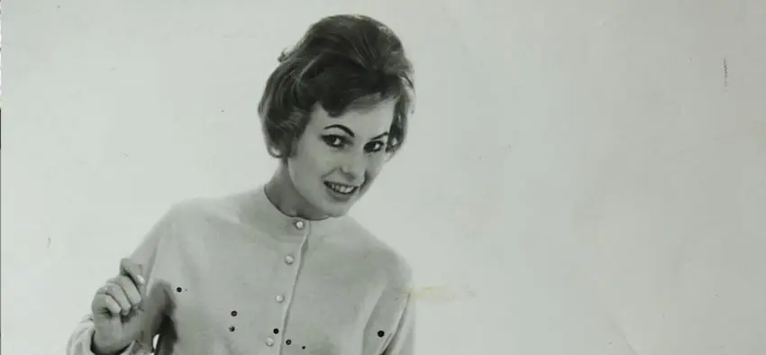 Oude foto van de bewoonster als jonge vrouw, toen ze nog werkte als model. Ze staat zelf achter een camera. Nu ze de ziekte van Alzheimer heeft, ging haar hartenwens 'nog een fotoshoot' in vervulling.