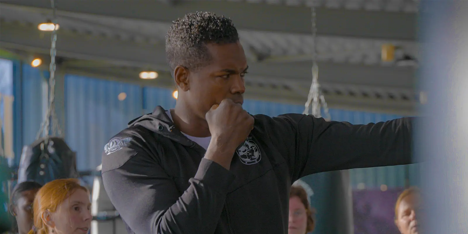 Kickbokser Remy Bonjasky in actie tijdens de kickboksles voor medewerkers van Het Hoevehuis, een woonzorglocatie van Dagelijks Leven voor mensen met dementie.