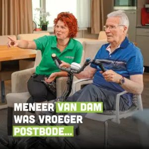 Meneer fietst samen met verzorgende ig zijn oude fietsroute