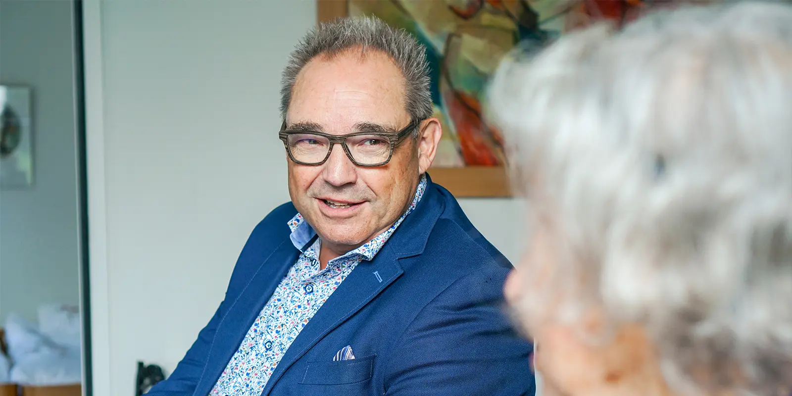 Specialist ouderengeneeskunde in gesprek met een bewoonster met dementie. Ter illustratie bij blog van SO over euthanasie bij dementie.