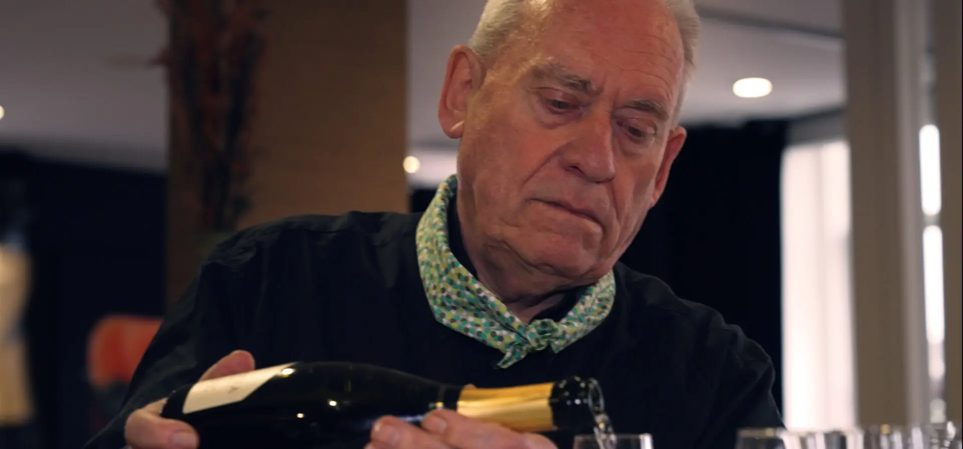 Restaurant Misverstand in Venray: een bewoner schenkt een glas champagne in voor een gast.