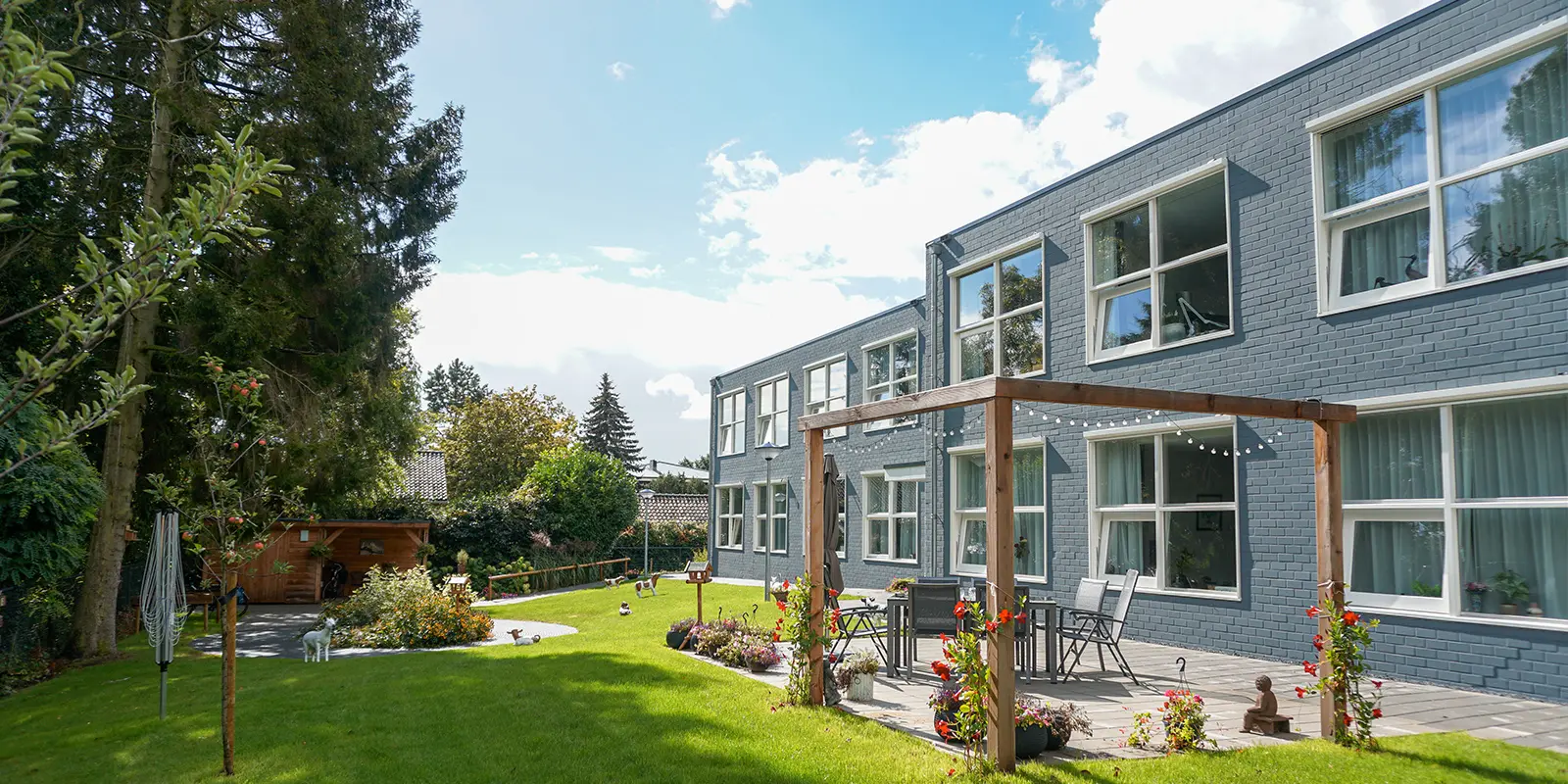 Onderzoeksprogramma Pointer kwam bij Het Zevenheuvelenhuis op bezoek om te praten over de dementiezorg van de toekomst. Op de foto exterieur van Het Zevenheuvelenhuis.